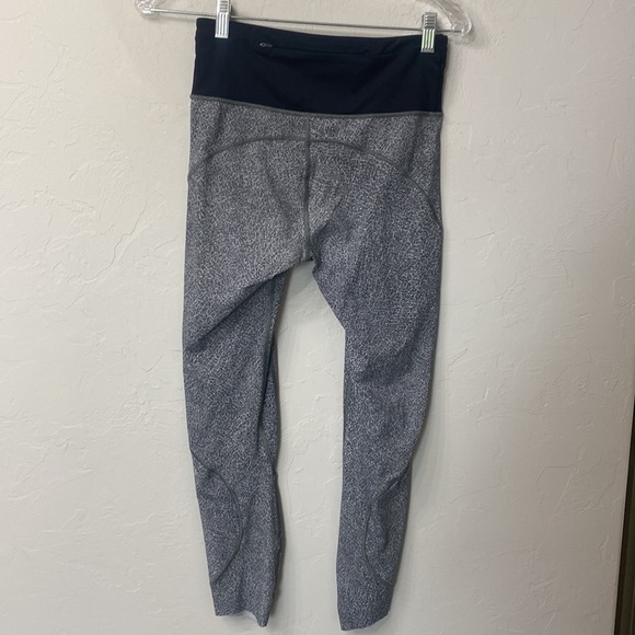 Lululemon black and grey crop leggings size 6 - Picture 5 of 11